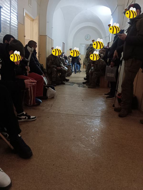 Военные часы проводят в очередях. Иногда им приходится стоять на костылях. Фото: Olga Kakaulina dqxikeidqxiqxxant