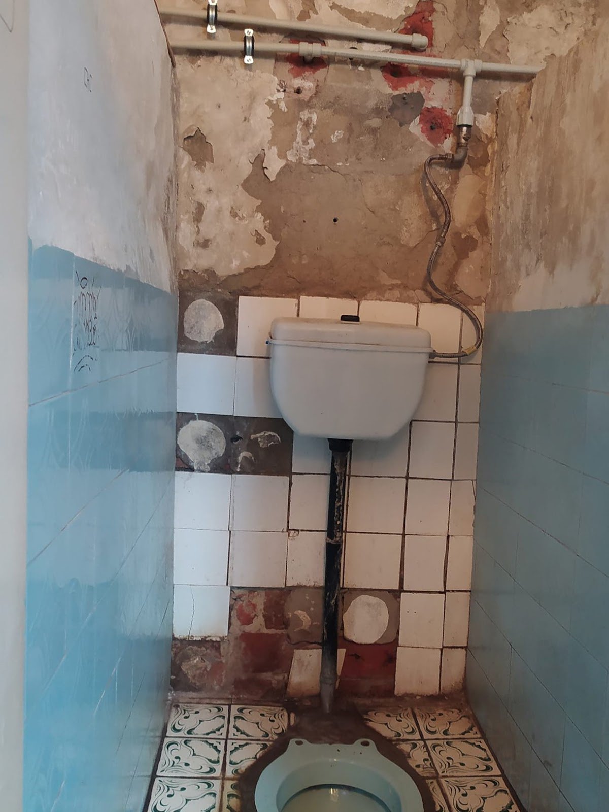 Вот каким был туалет в здании Львовской комиссии в январе. Фото: Мирослав Откович