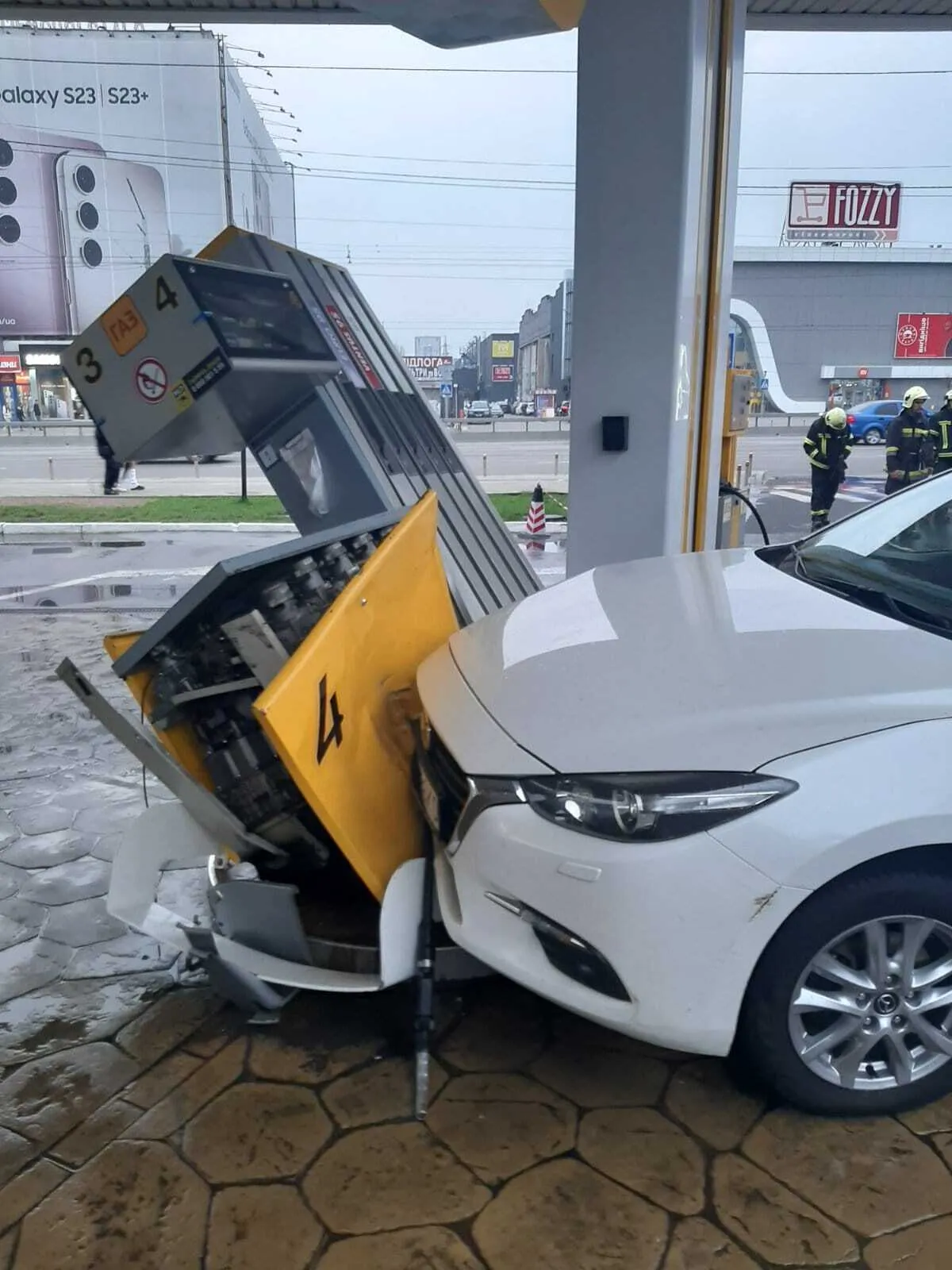 У Києві легковик на швидкості зніс автозаправну колонку на АЗС. Фото dqxikeidqxidqeant