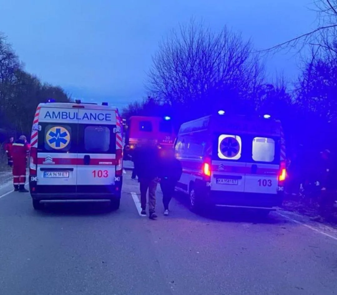 На Київщині легковик вилетів у кювет і перекинувся: є загиблі, серед постраждалих дитина. Фото