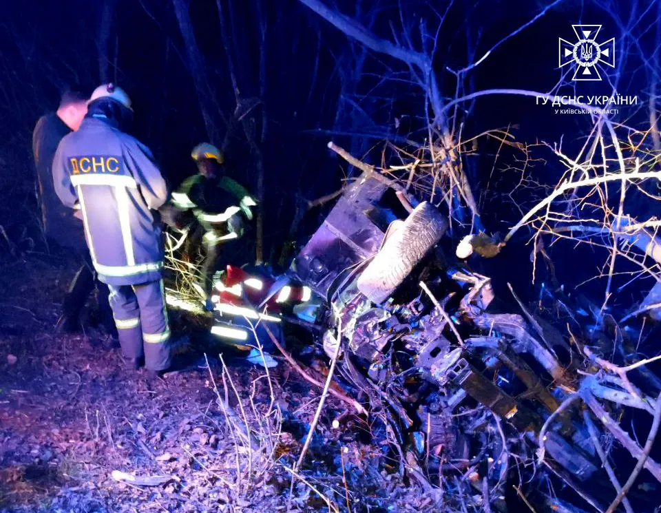 На Київщині легковик вилетів у кювет і перекинувся: є загиблі, серед постраждалих дитина. Фото