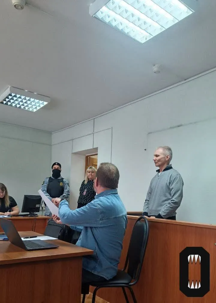 У Росії батька дівчинки, яка намалювала антивоєнний малюнок, засудили до двох років колонії dqxikeidqxidqeant