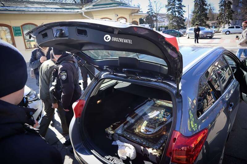З території Києво-Печерської лаври намагалися вивезти ікону, машину повернули назад. Фото dqxikeidqxidqrant