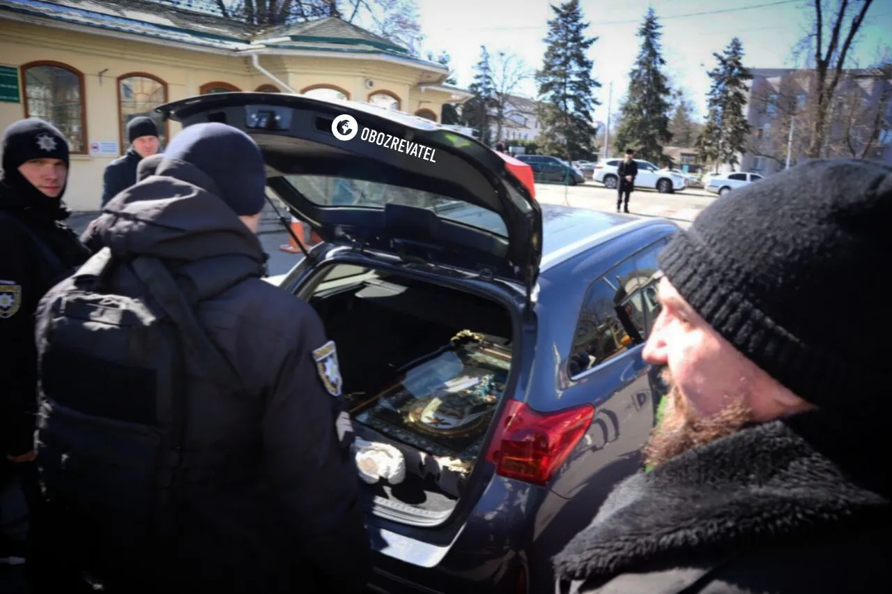 З території Києво-Печерської лаври намагалися вивезти ікону, машину повернули назад. Фото