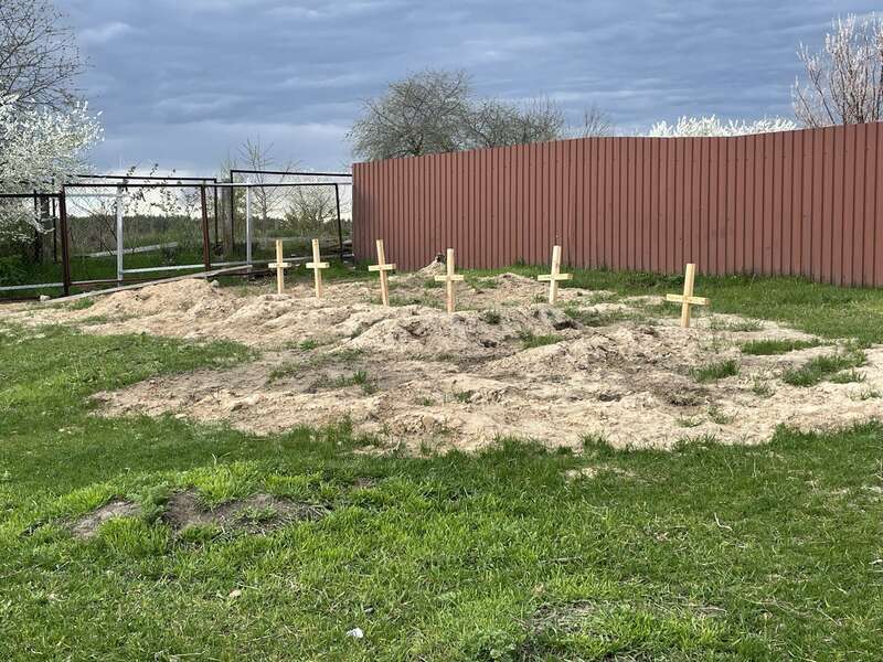 Братская могила на территории интерната