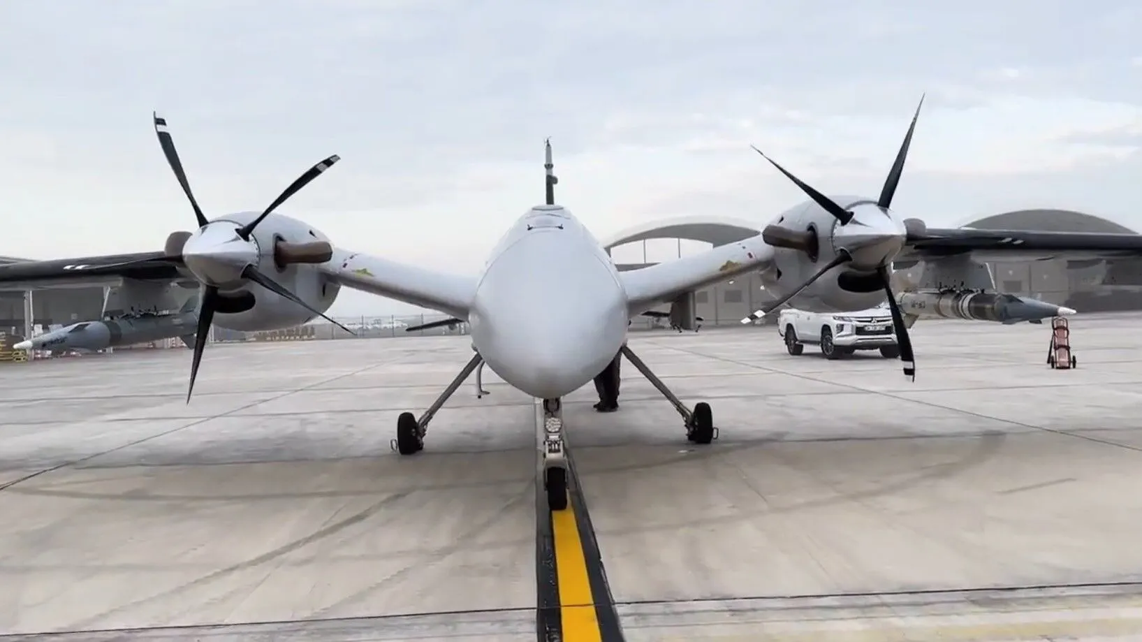 Турецький безпілотник AKINCI з українським двигуном вразив ціль у 140 км: фантастичні кадри dqxikeidqxidqeant