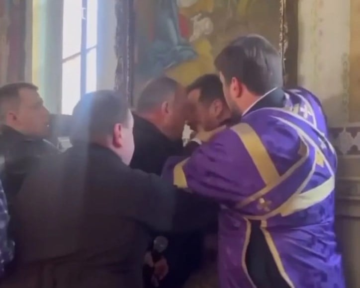 Побиття військового у церкві Хмельницького: мер вимагає заборонити УПЦ, біля храму збираються люди Избиение военного в церкви Хмельницкого: мэр требует запретить УПЦ, возле храма собираются люди dqxikeidqxidqrant