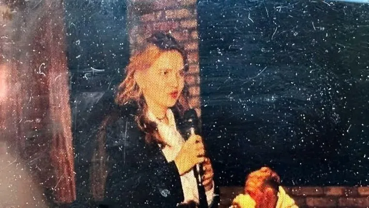 У РФ видали, що статуетку з вибухівкою Татарському вручила українка: є нестиковки