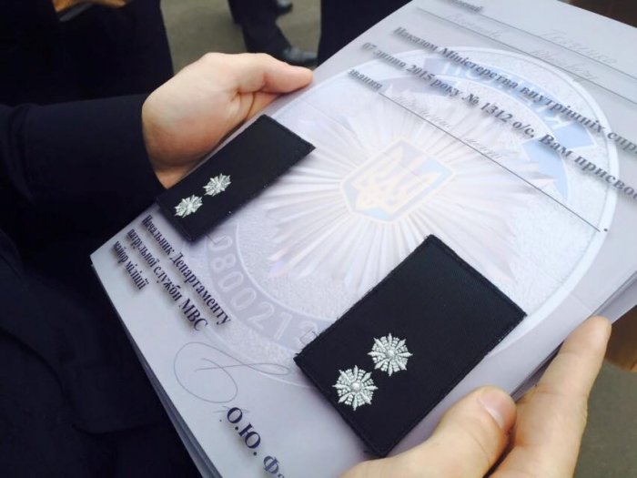 Киевские полицейские получили погоны и "американские" жетоны (+фото) Киевские полицейские получили погоны и "американские" жетоны (+фото)