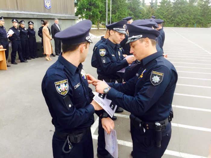 Киевские полицейские получили погоны и "американские" жетоны (+фото) Киевские полицейские получили погоны и "американские" жетоны (+фото)