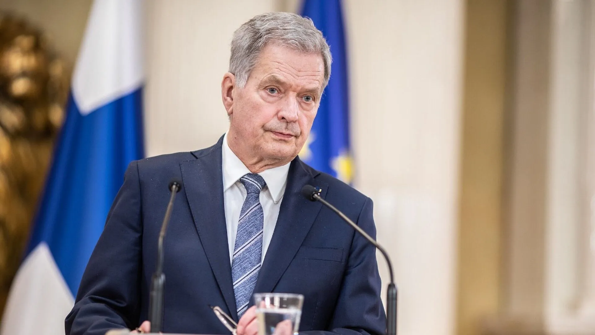 Знаменитый ’’Писающий мальчик’’ из Брюсселя оделся по случаю вступления Финляндии в НАТО. Фото dqxikeidqxidqeant