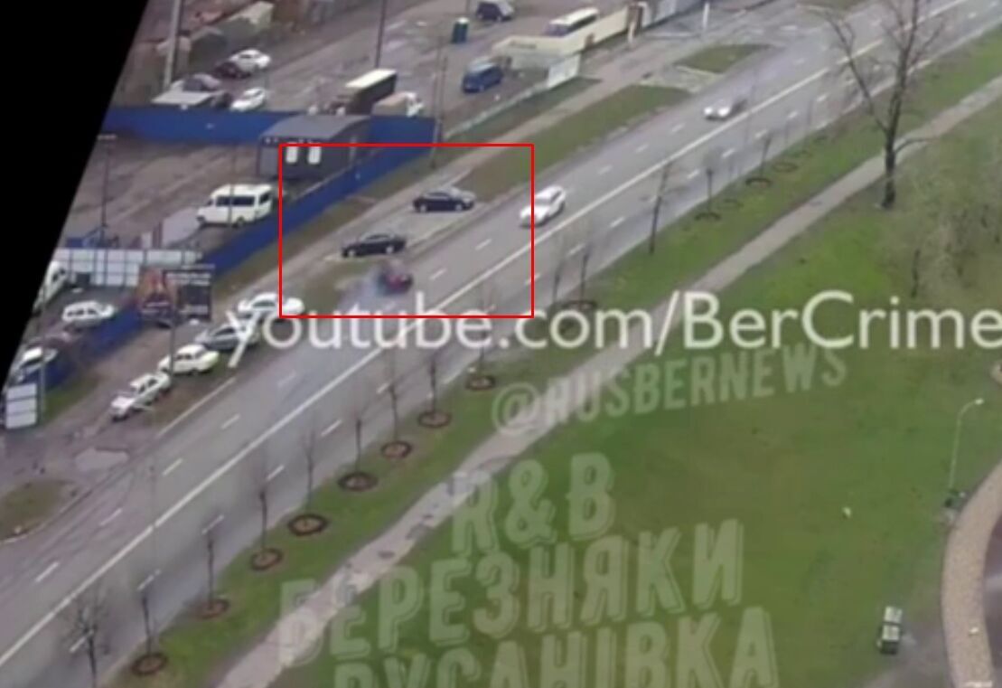 В Киеве легковушка ’’вылетела’’ на встречную полосу, протаранила две машины и перевернулась. Момент ДТП попал на видео dqxikeidqxidqrant