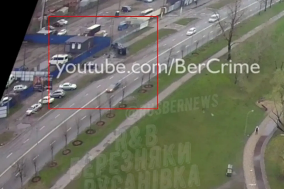 В Киеве легковушка ’’вылетела’’ на встречную полосу, протаранила две машины и перевернулась. Момент ДТП попал на видео