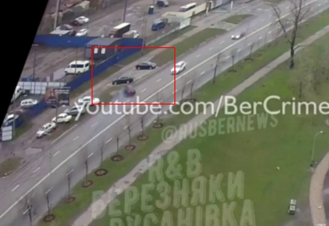 У Києві легковик ’’вилетів’’ на зустрічну смугу, протаранив дві машини і перекинувся. Момент ДТП потрапив на відео dqxikeidqxidqrant