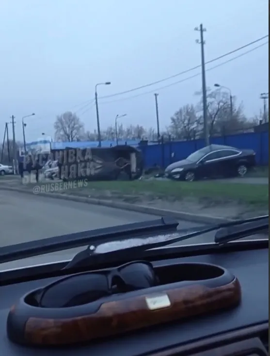 У Києві легковик ’’вилетів’’ на зустрічну смугу, протаранив дві машини і перекинувся. Момент ДТП потрапив на відео