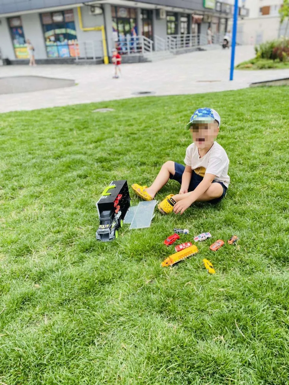 Смерть ребенка в Вишневом из-за качелей на площадке: отец рассказал подробности трагедии. Фото