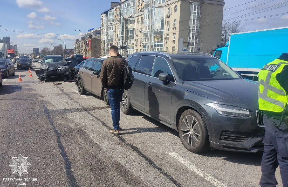 В Киеве на проспекте Берестейском произошла массовая авария, возникла пробка. Фото dqxikeidqxidqeant
