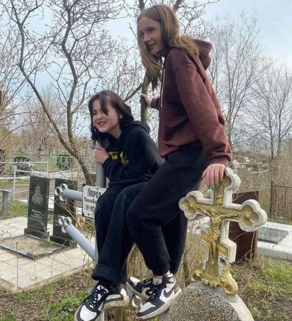 В Днепре подростки устроили циничную фотосессию на кладбище и поплатились: пришлось извиняться. Видео dqxikeidqxidqrant
