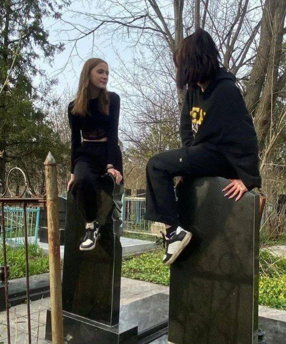 В Днепре подростки устроили циничную фотосессию на кладбище и поплатились: пришлось извиняться. Видео