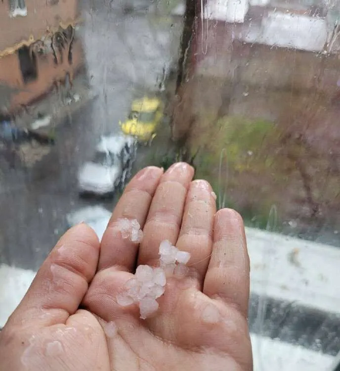 В Киеве и Днепре свирепствует непогода: выпал град. Фото и видео