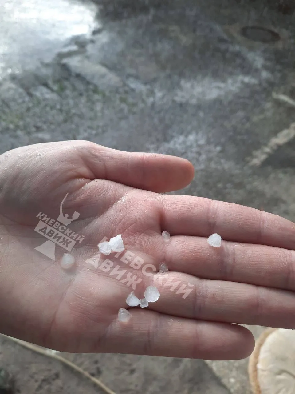 У Києві та Дніпрі лютує негода: випав град. Фото і відео