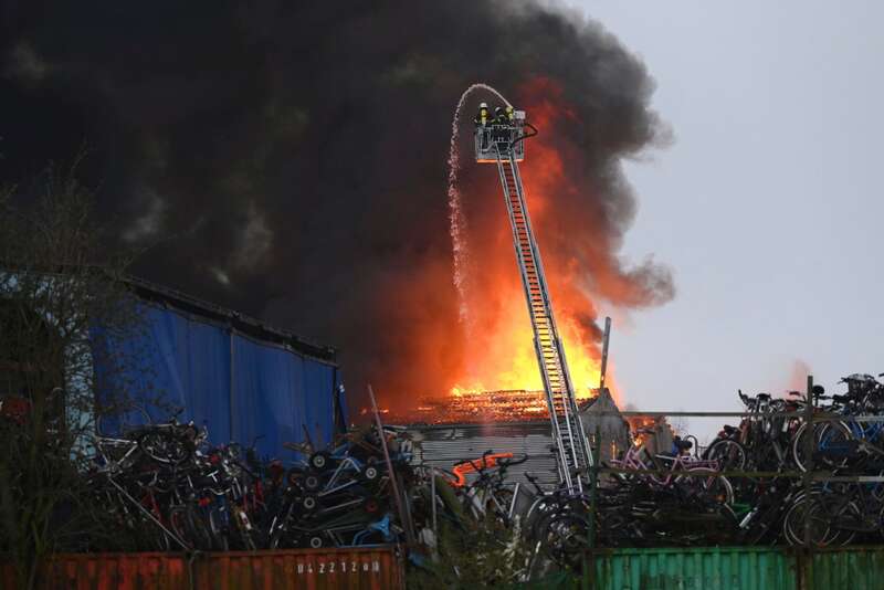У Гамбурзі спалахнула масштабна пожежа: місто накрило токсичною хмарою. Відео