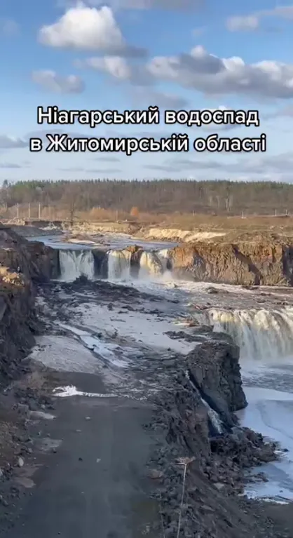 Вода реки вышла из берегов