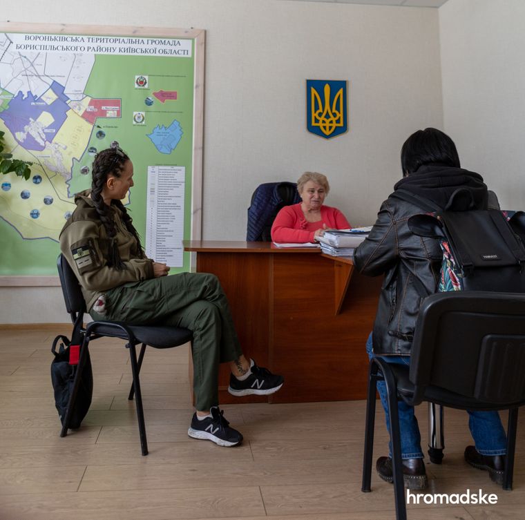 72-річна Любов Чешко, голова Вороньківської громади. Фото: Євген Ґаліцький / hromadske