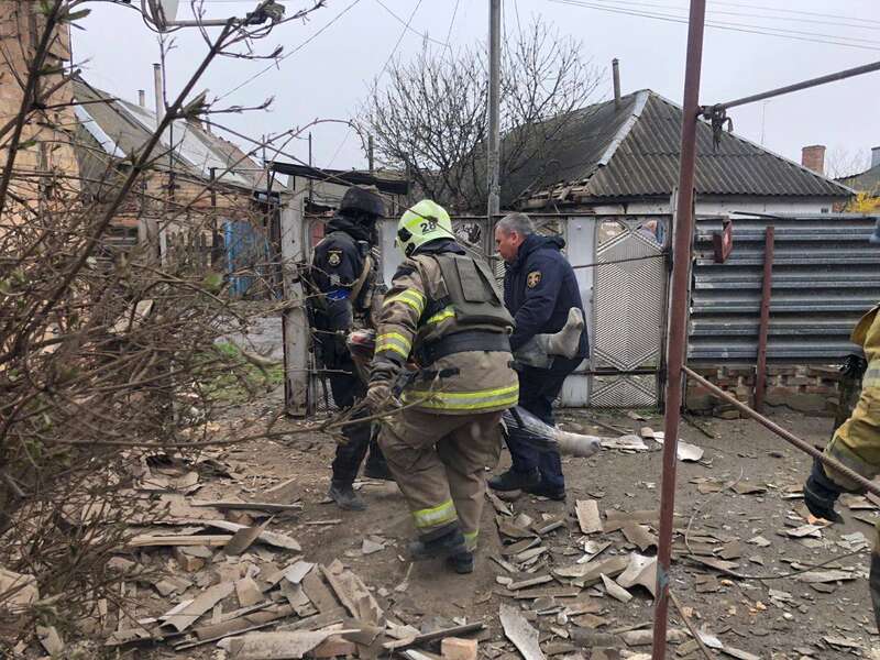 Окупанти вдарили по Нікополю, людей рятували з-під завалів. Фото