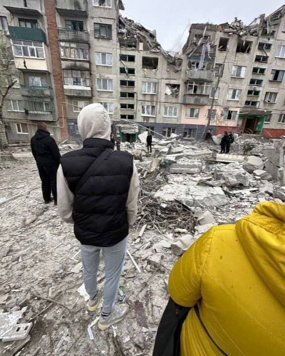 Оккупанты обстреляли жилые многоэтажки в Славянске Донецкой области: много разрушений, есть раненые. Фото и видео