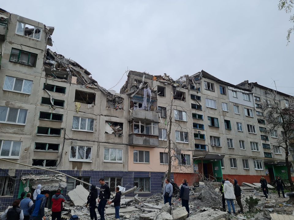 Окупанти обстріляли житлові багатоповерхівки у Слов’янську на Донеччині: багато руйнувань, є поранені. Фото і відео dqxikeidqxidqeant