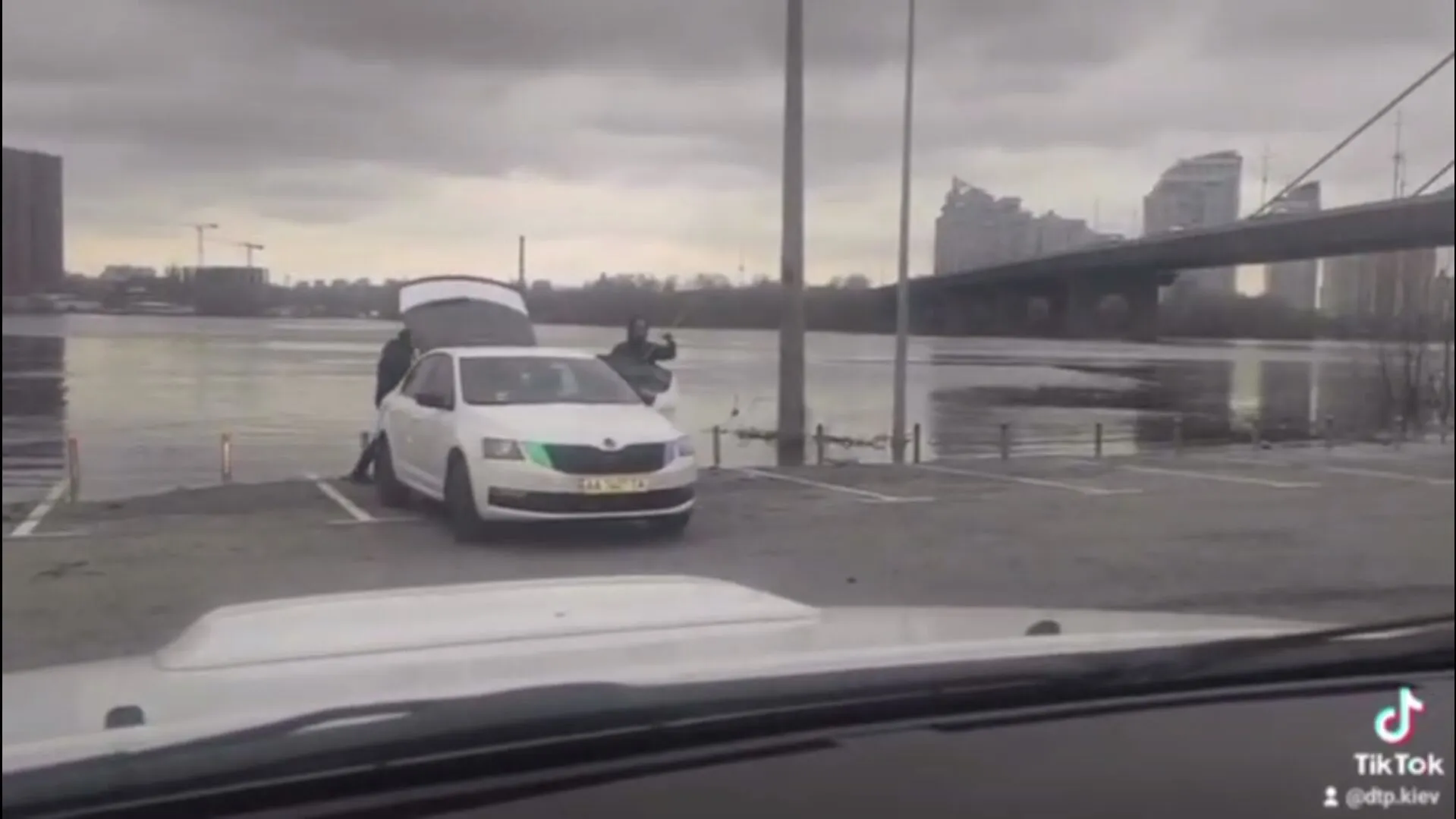 У Києві через підтоплення чоловіки ловили рибу прямо із машини. Відео dqxikeidqxidqrant