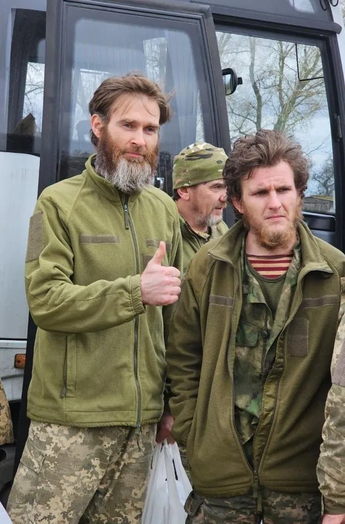 Повернуло 130 людей: відбувся великий Великодній обмін полоненими. Фото і відео