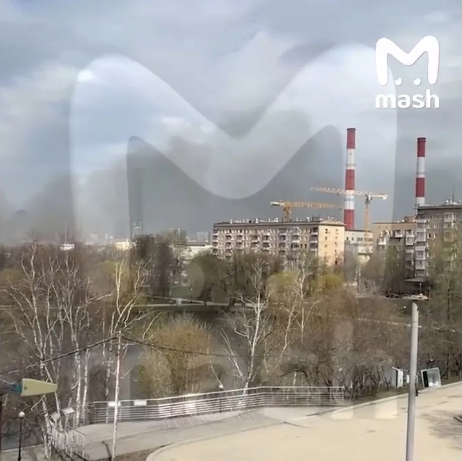 В Москве вспыхнул мощный пожар в районе ТЭЦ, поднялся столб дыма. Видео