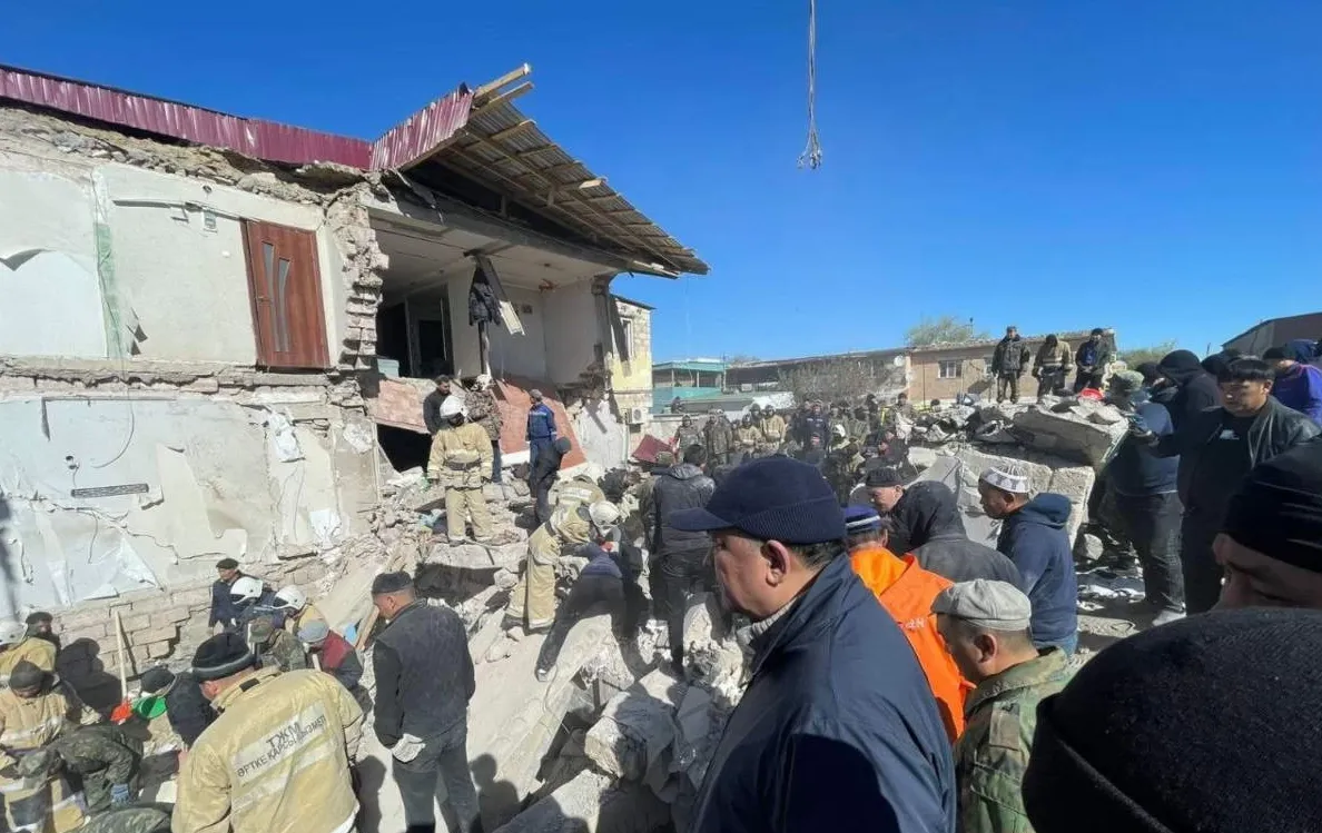 У Казахстані через вибух газу обрушився під’їзд багатоповерхівки: є загиблі, багато постраждалих. Відео