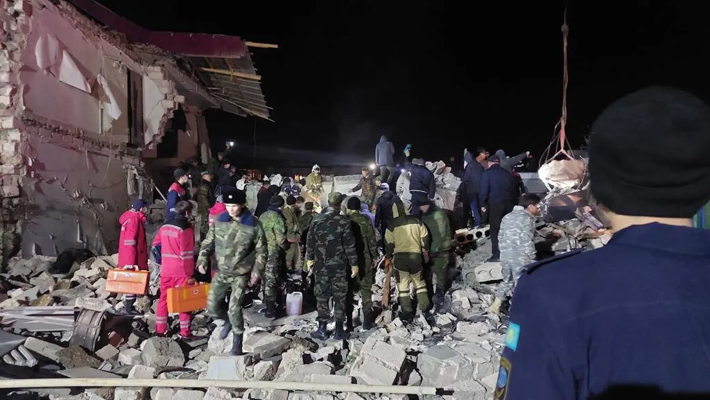 У Казахстані через вибух газу обрушився під’їзд багатоповерхівки: є загиблі, багато постраждалих. Відео