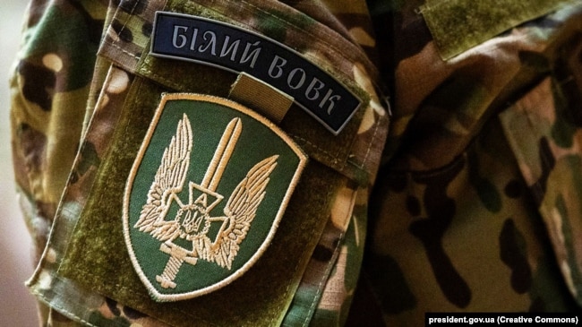 Шеврон на формі спецпризначенця СБУ з групи «Білі Вовки»