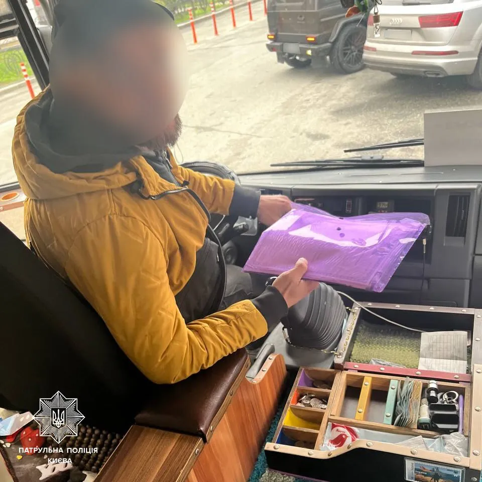 У Києві виявили водія маршрутки, який під наркотиками перевозив пасажирів. Фото