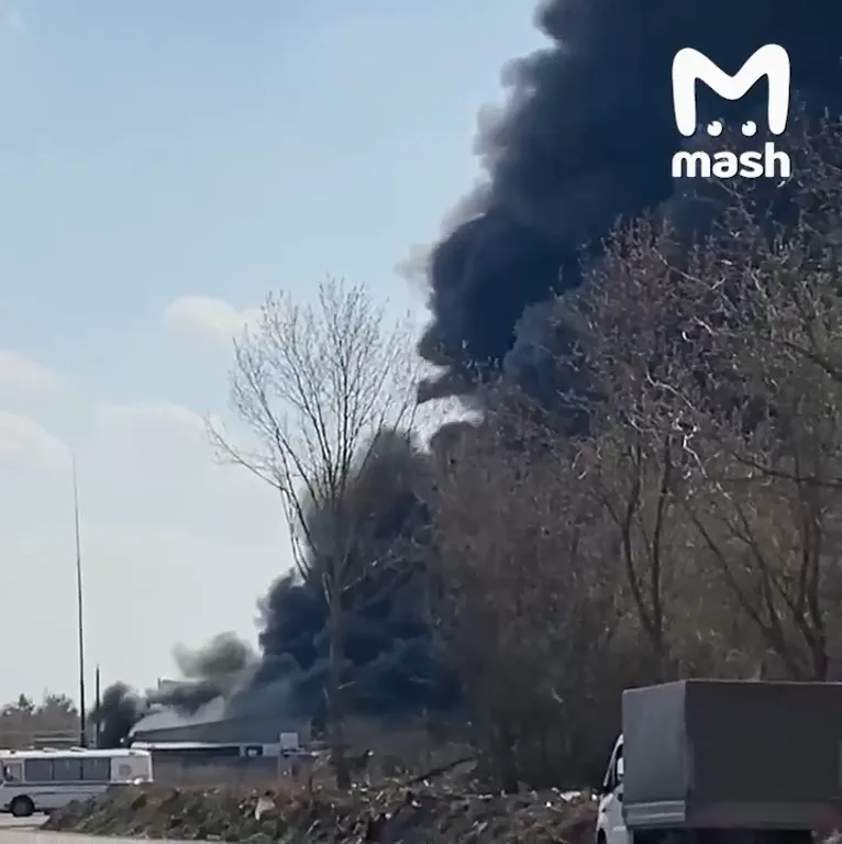 В Дзержинске вспыхнул мощный пожар на заводе, поднялся столб черного дыма. Видео
