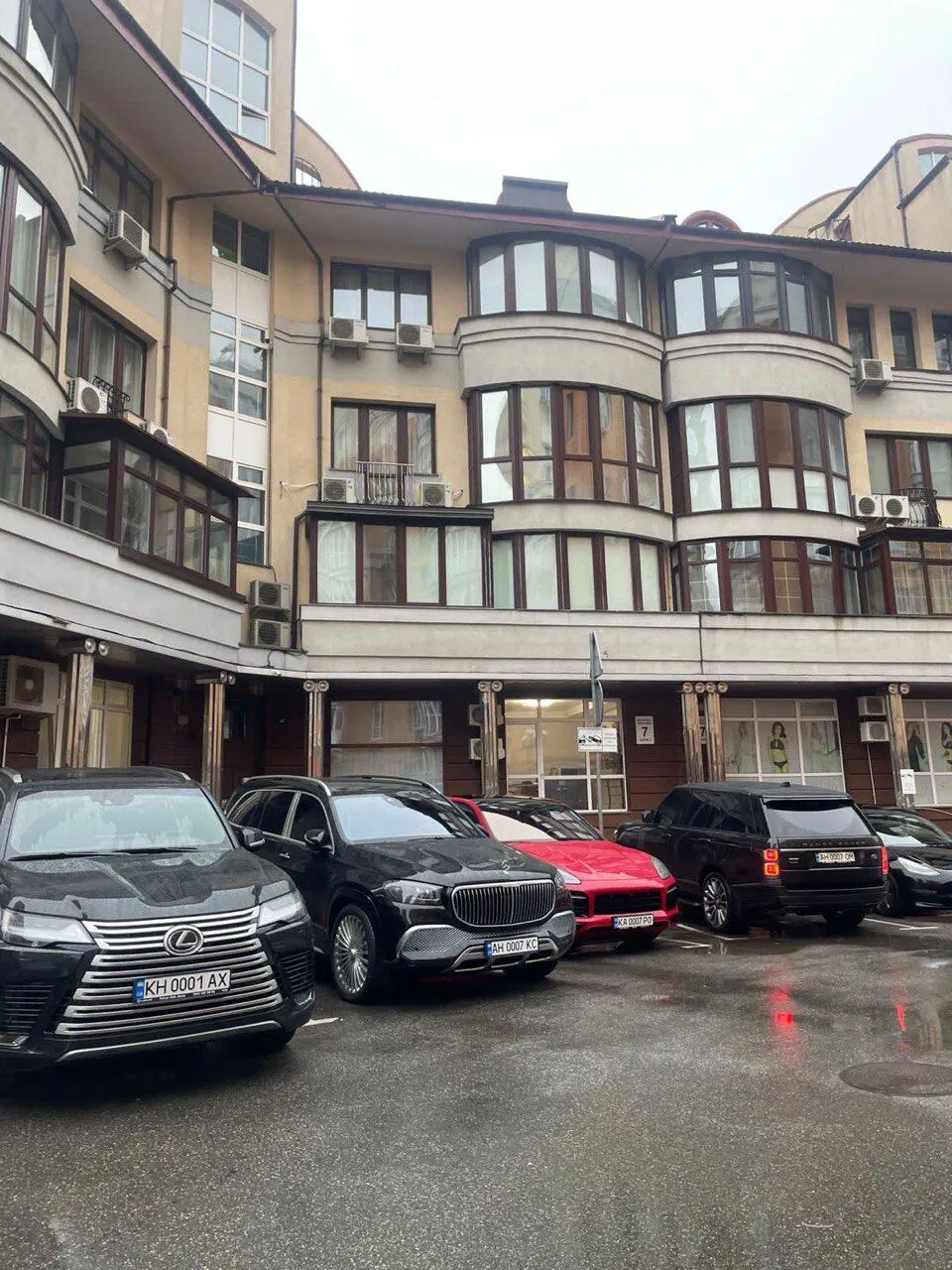 ’’Вова Ушастий’’ з ’’Миротворця’’ роз‘їжджає Києвом на ’’Майбаху’’за $200 тисяч, – активіст про бахмутського ексдепутата