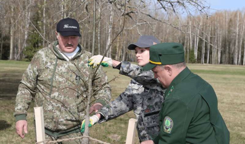 Лукашенко прийшов на суботник у чорній кепці з налдписом dqxikeidqxidqrant