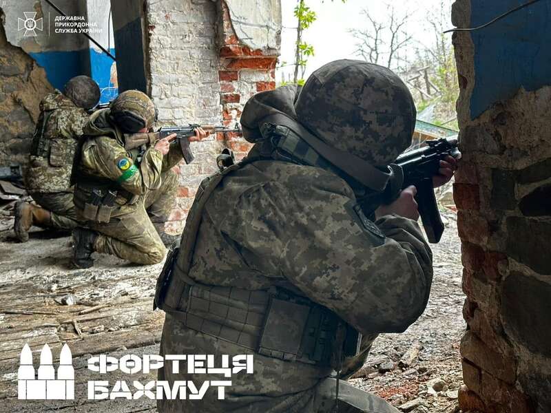 Українські прикордонники відбили чотири штурми РФ у Бахмуті: окупантів закидали гранатами dqxikeidqxidqeant