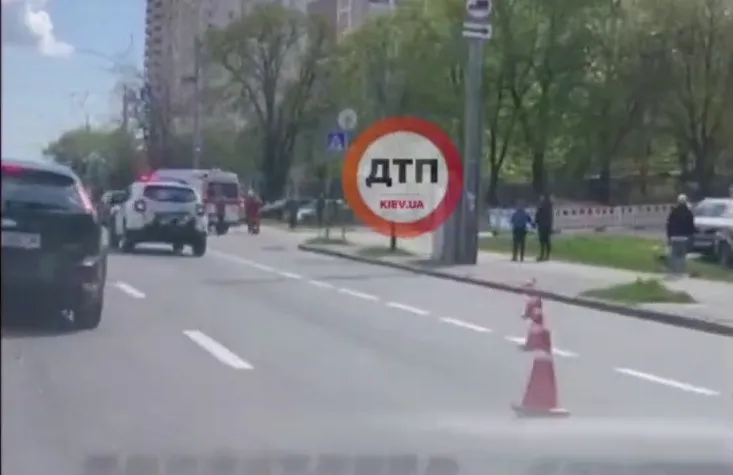 У Києві на проспекті Лобановського зіткнулись легковик та мотоцикл: є постраждалий. Відео dqxikeidqxidqeant