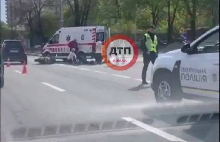 У Києві на проспекті Лобановського зіткнулись легковик та мотоцикл: є постраждалий. Відео