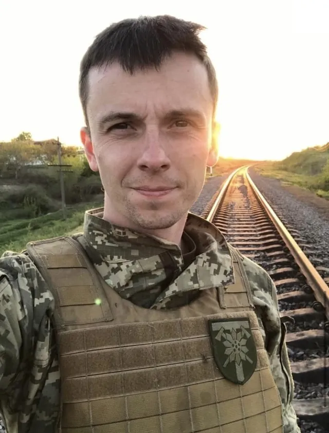 В Мукачево авто вылетело на Аллею тюльпанов памяти погибшего военного Романа Жука. Фото