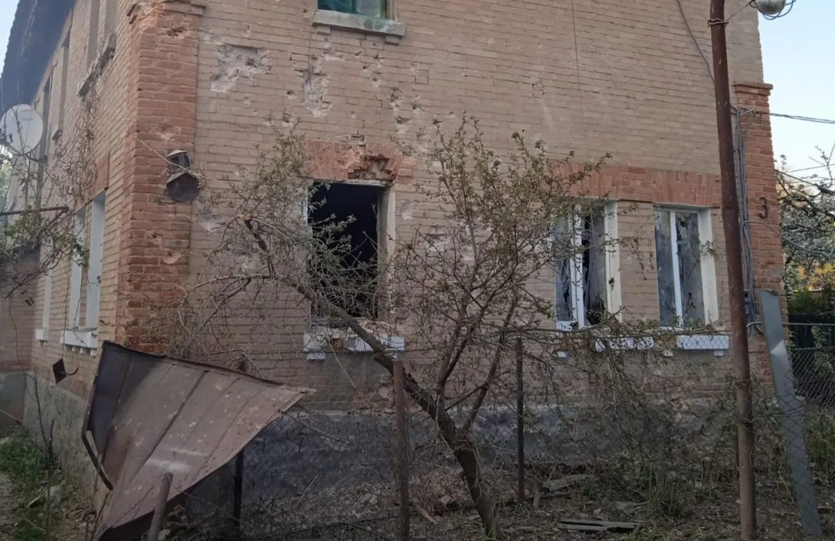 Зруйновані будинки, перебитий газогон, поранені люди: армія РФ обстріляла Марганець і Нікополь. Фото dqxikeidqxixdant