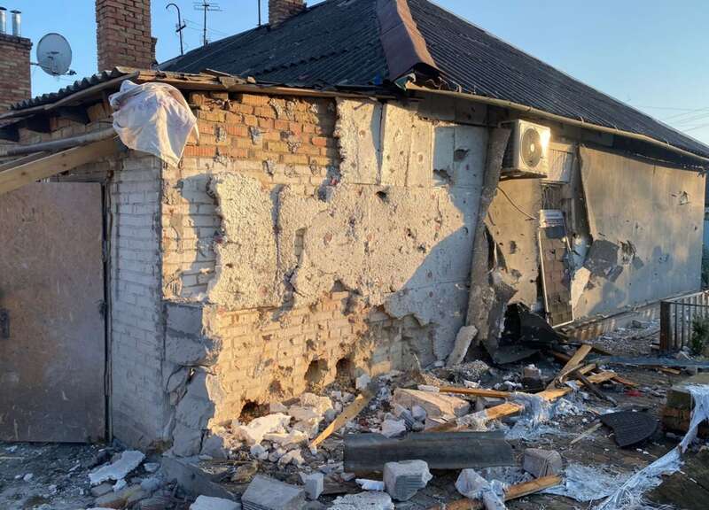 Зруйновані будинки, перебитий газогон, поранені люди: армія РФ обстріляла Марганець і Нікополь. Фото