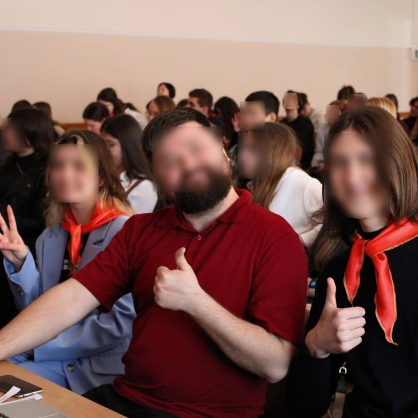 Школьники в галстуках