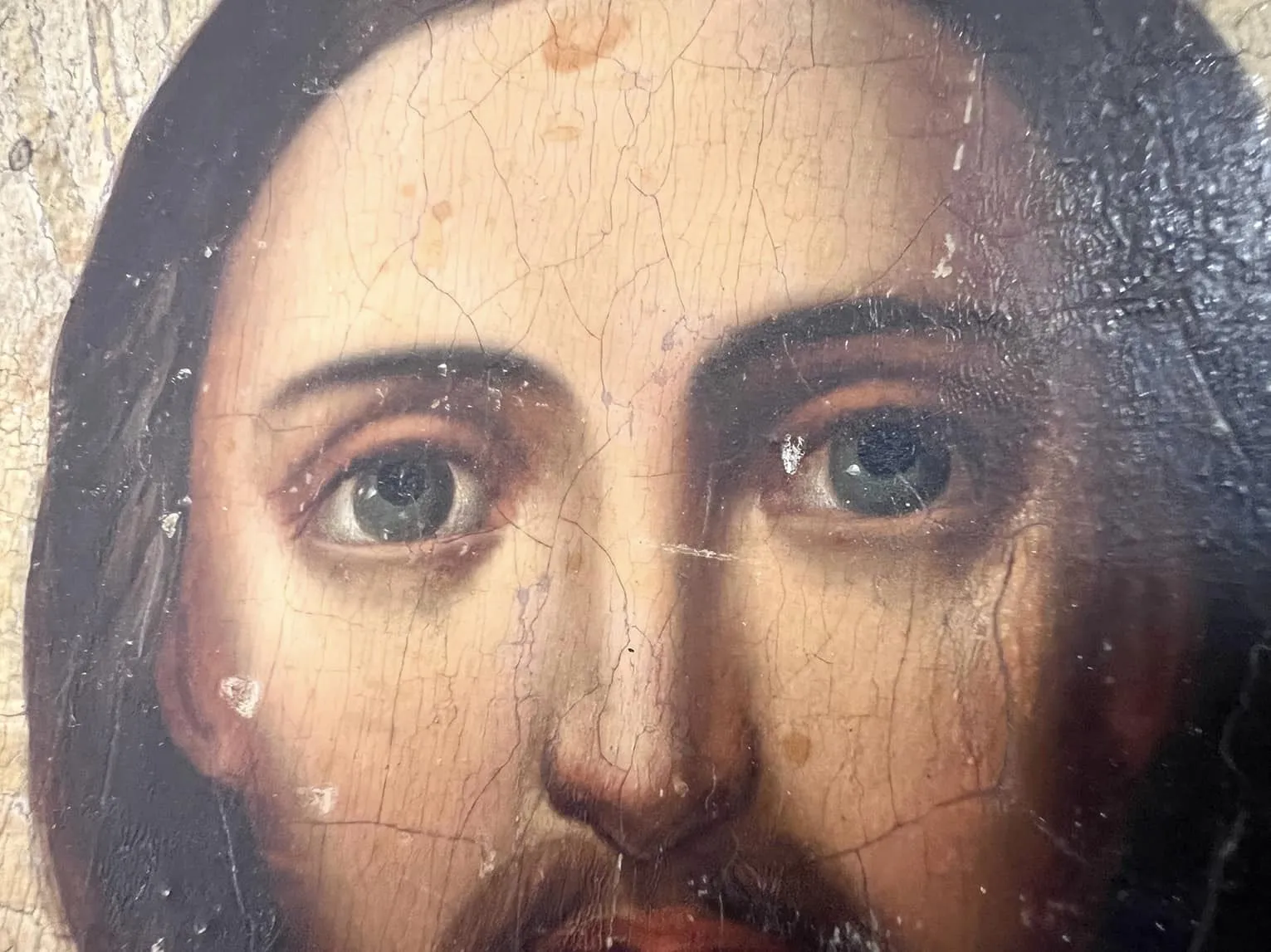 Житель Києва намагався відправити до США старовинну ікону під виглядом "настінного декору". Фото