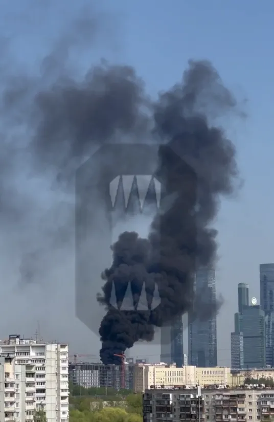 У Москві спалахнула потужна пожежа, горить елітний ЖК: піднявся чорний дим. Відео